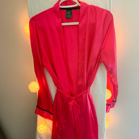 Hot pink and black silk robe - Picture 1 of 2